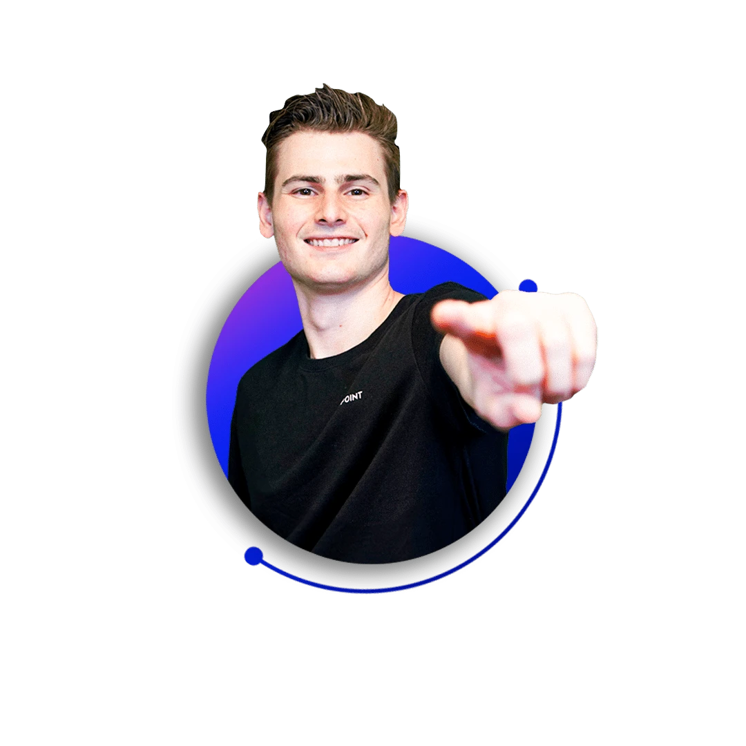 A young man in a black shirt, styled like a talking head, points forward with a smile. He is framed within a circular graphic with blue accents, set against a transparent background.